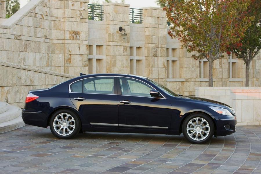  Hyundai Genesis Sedan 2009 года  (фото 2 из 47)